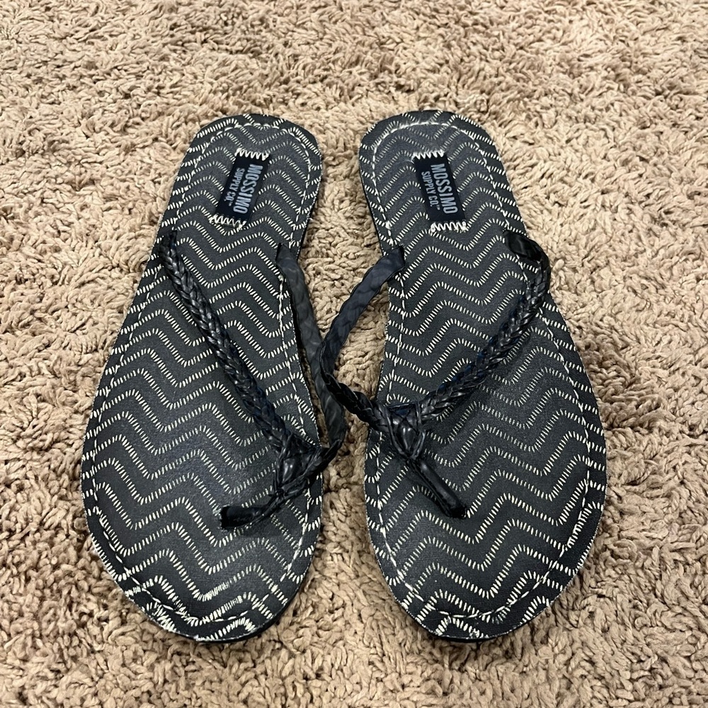 Mossimo size 8 black sandals